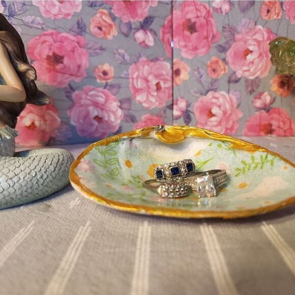 DECOUPAGE BUNNIES ON A CLAM SHELL - Picture 5 of 8